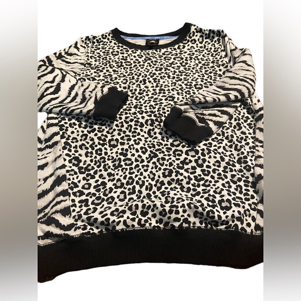 Jones New York Slier never worn size medium black and white perfect condition